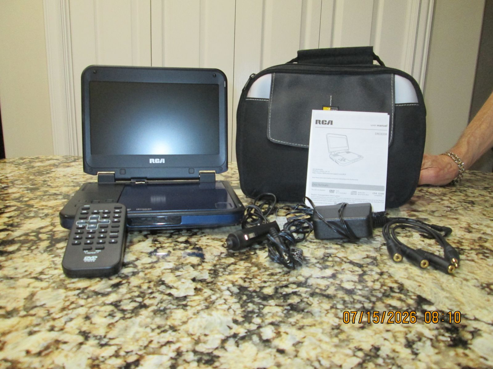 RCA DRC633B 7" Portable DVD Player with Swivel Screen, Car Charger, Remote & Carry Bag