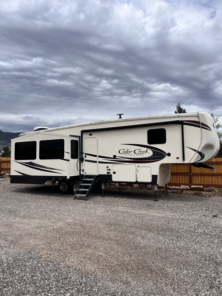 2018 Cedar Creek 29 RE Silverback 5th Wheel Travel Trailer - Washer/Dryer, Central Vac, Dual Fuel