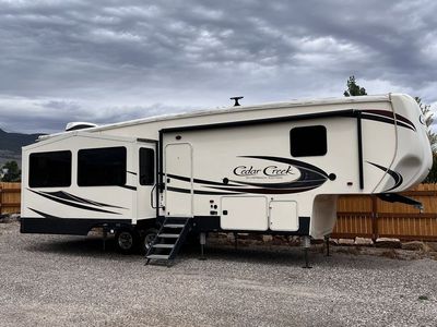 2018 Cedar Creek 29 RE Silverback 5th Wheel Travel Trailer - Washer/Dryer, Central Vac, Dual Fuel