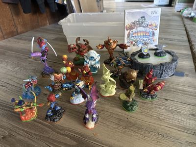 Wii Skylanders Giants game and figurines