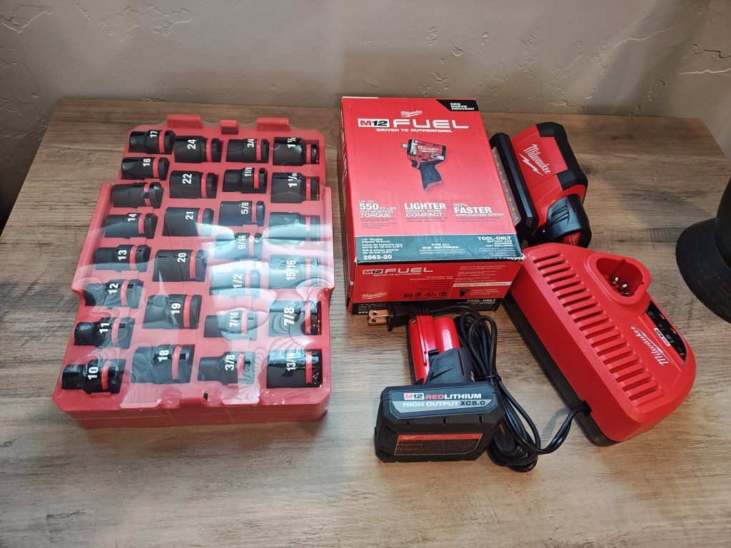 Milwaukee 1/2" Fuel Stubby Impact Wrench Kit with Batteries and impact sockets