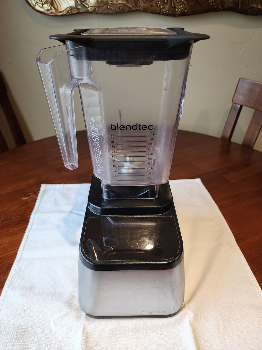 Blendtec Designer 725 Stainless Black 1800 Watts Blender with Wideside+ Jar