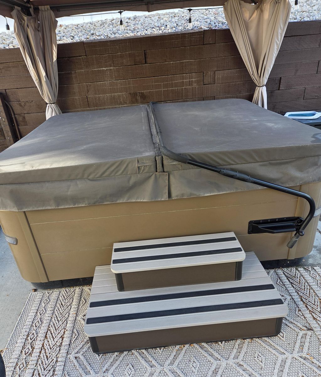 Hot Tub, 2024 Bullfrog X6L Spa