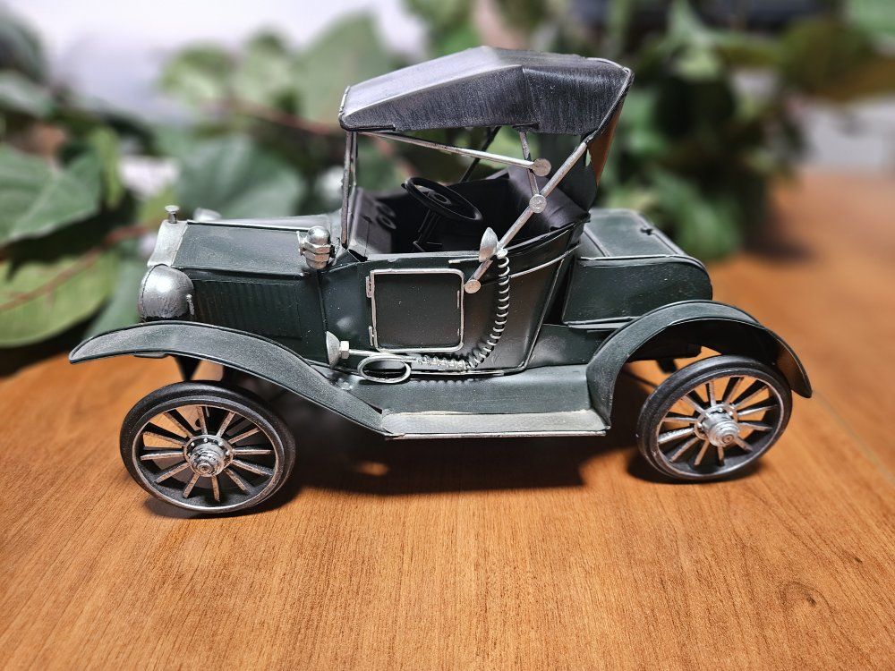 Vintage-Style Metal Model Car Decor - Antique Automotive Collectible Ornament