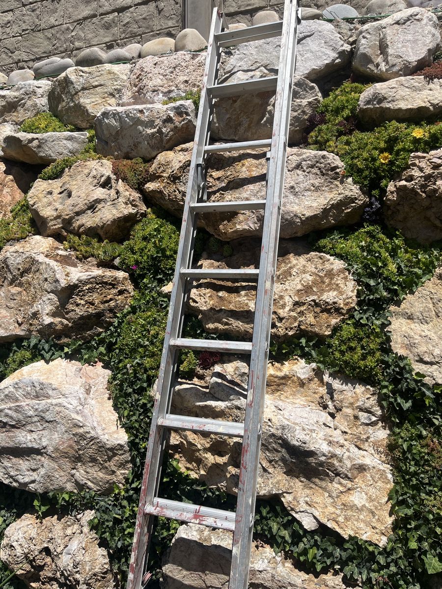 17 ft Aluminum Extension Ladder - Durable Multi-Purpose Ladder for Home & Garden Projects