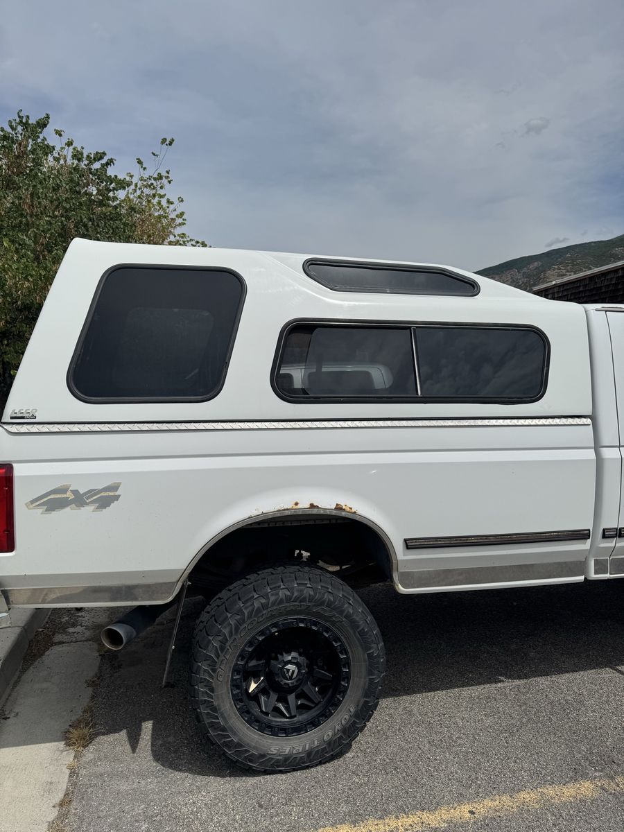 LEER White High-Rise Truck Cap / Shell with Side Slider Windows
