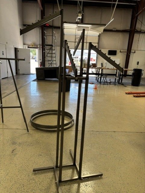 4 Way Adjustable Retail Clothing Rack Displays with Slanted Adjustable Arms And Round Displays