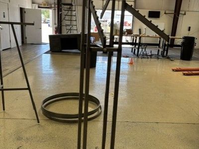 4 Way Adjustable Retail Clothing Rack Displays with Slanted Adjustable Arms And Round Displays
