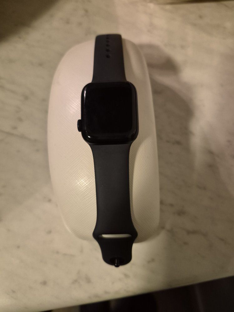 Apple Watch Series 4 GPS 44mm Space Gray Aluminum Case Black Sport Band