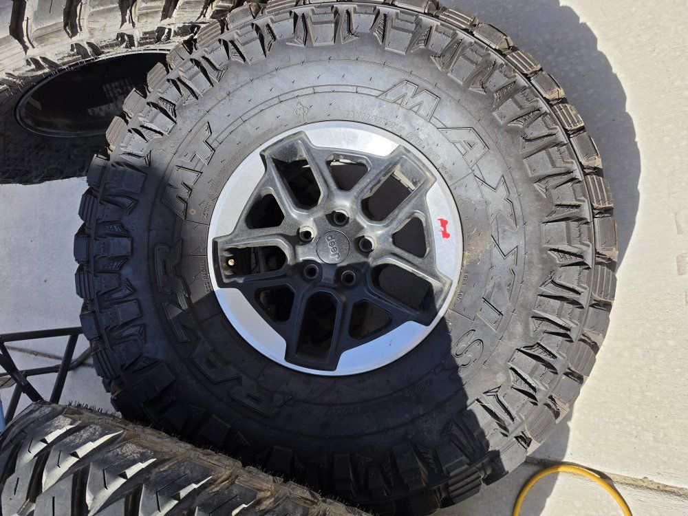 40x13.5r17 MAXXIS RAZR MT