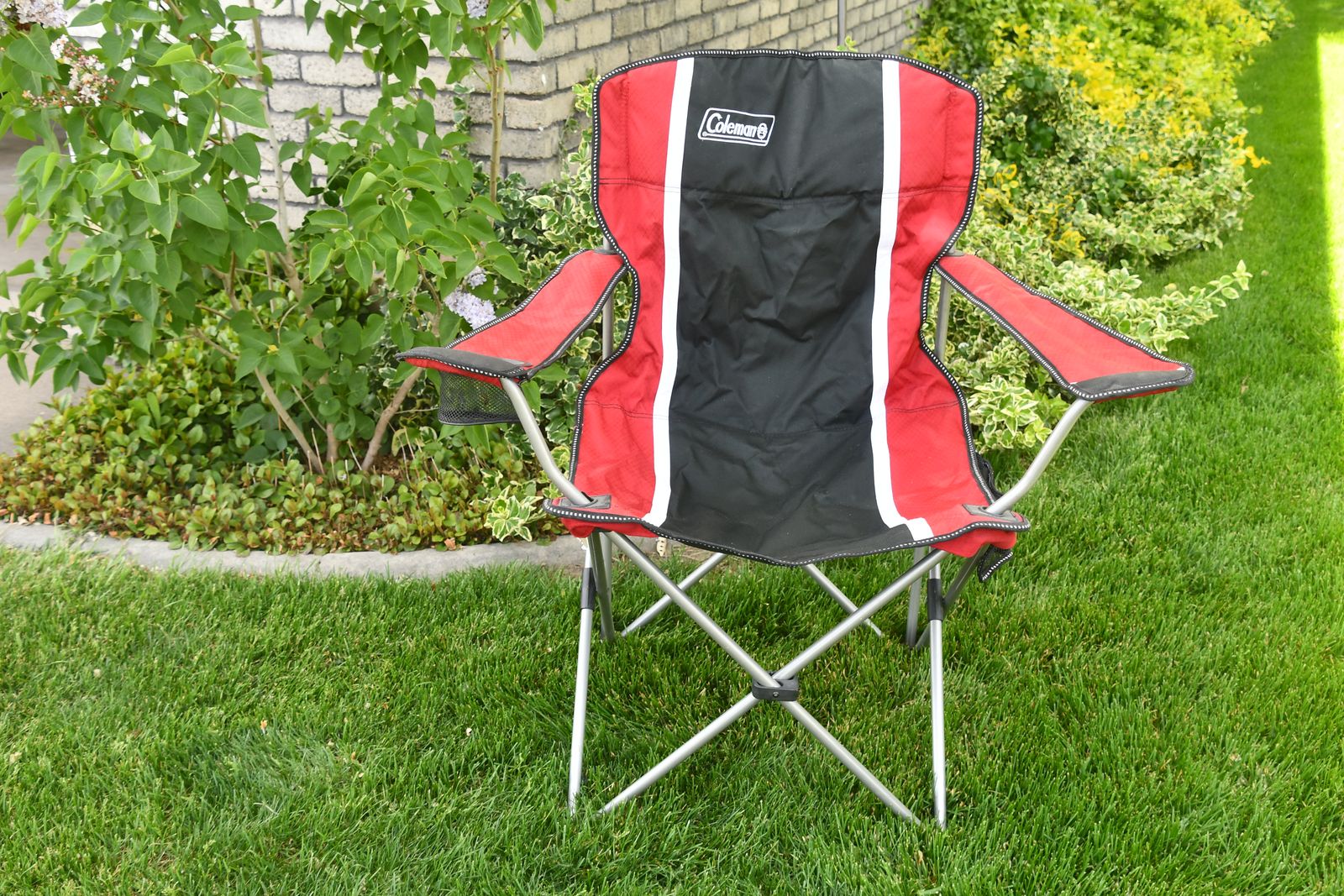 COLEMAN OUTDOOR FOLDING CHAIR ~ RED & BLACK ~ DRINK HOLDER ~ HEIGHT 38" x 35" ~ SEAT 22" ~ STORAGE BAG with HANDLE ~ CLEAN!