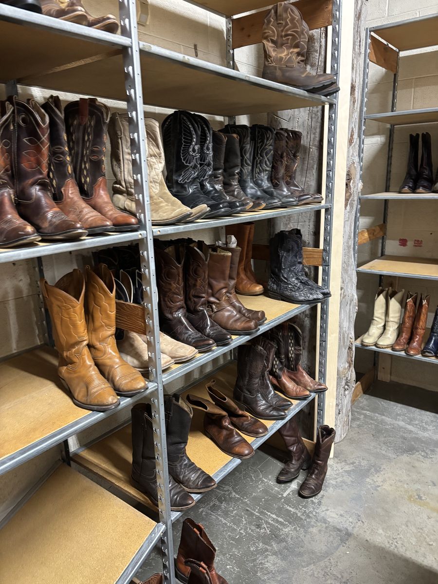 ISO Licenced Electrician For Trade Vintage Clothes