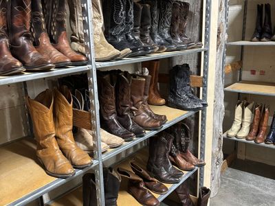 ISO Licenced Electrician For Trade Vintage Clothes