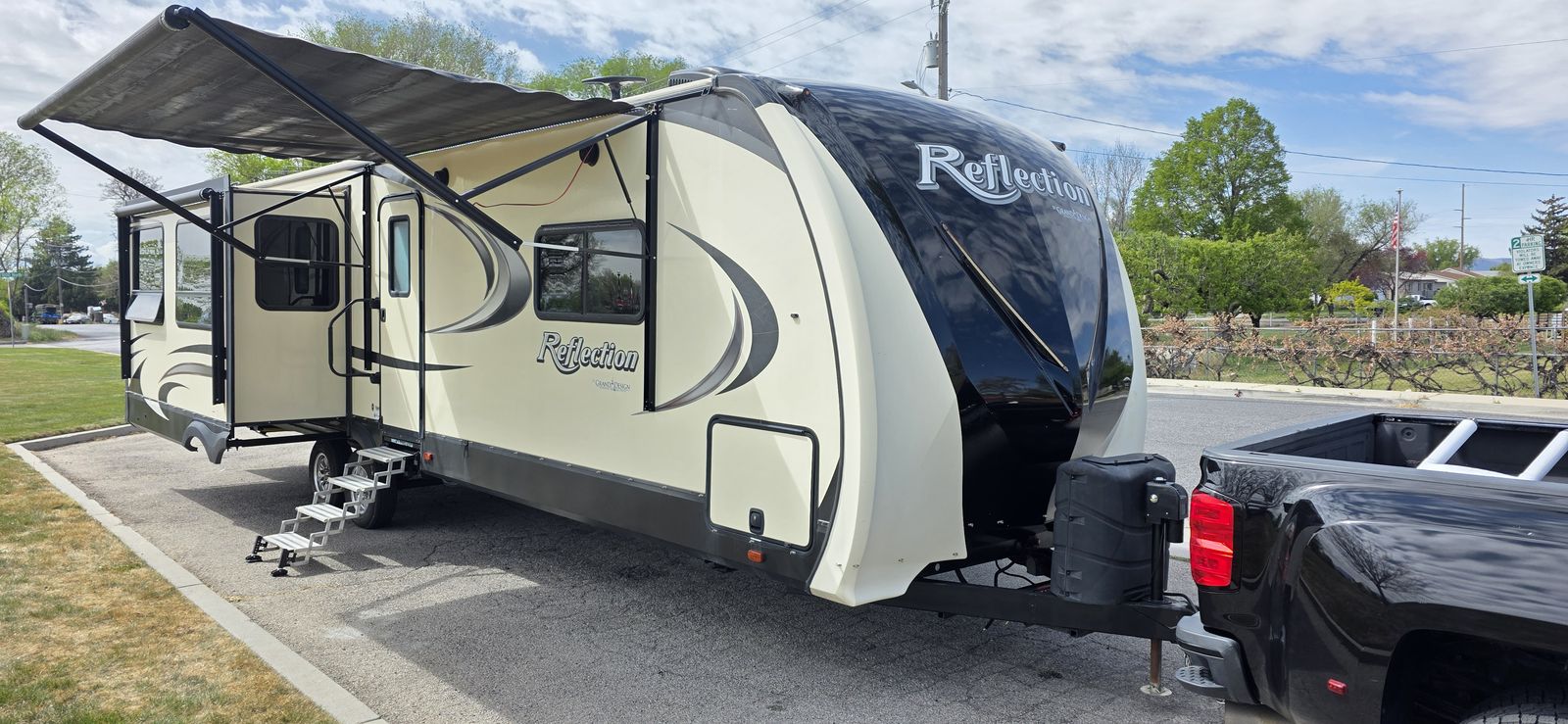 2018 Grand Design Reflection – 37FT, Sleeps 6, 3 Slides, One Owner
