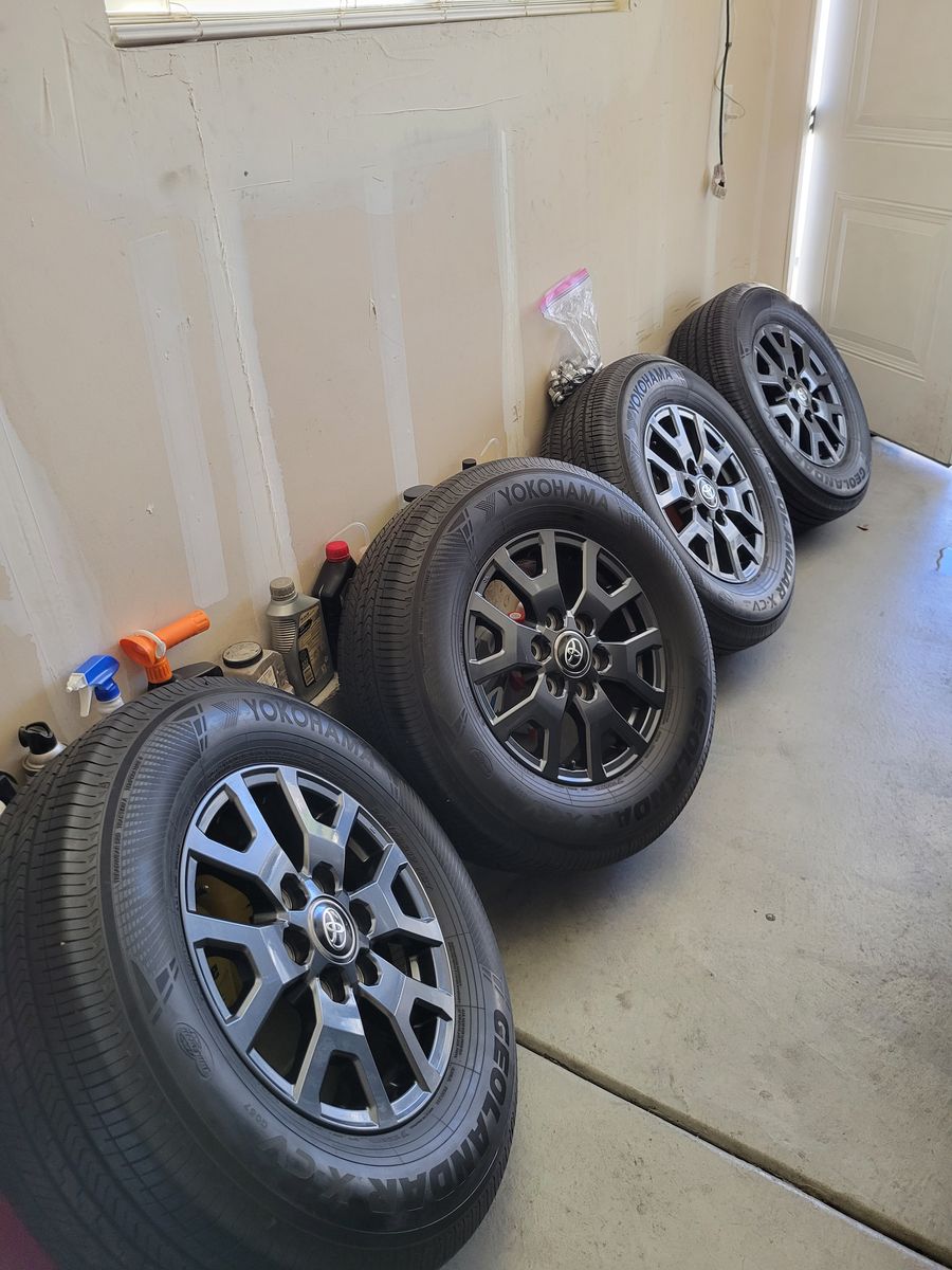 Set OEM Toyota 4 Runner wheels 17in and tires 245/70R17 like new