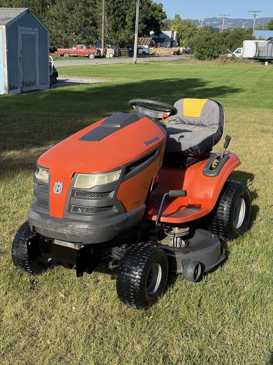 Husqvarna YTH20B42 Riding Lawn Mower - 42" Deck, 20HP Briggs & Stratton Engine