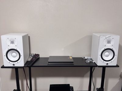XDJ RX3/Yamaha HS7/Stands/table