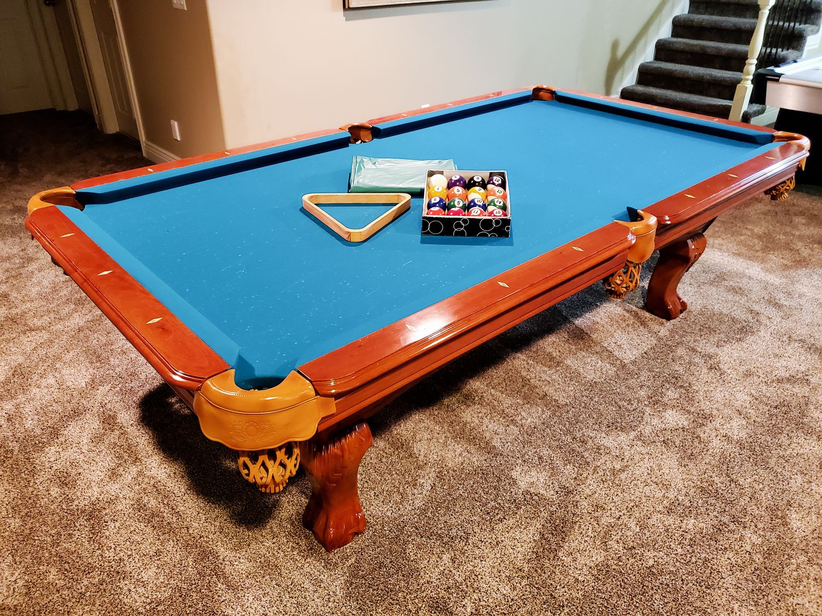 POOL TABLE, 6 CUES, BRIDGE CUE, BALLS, COVER