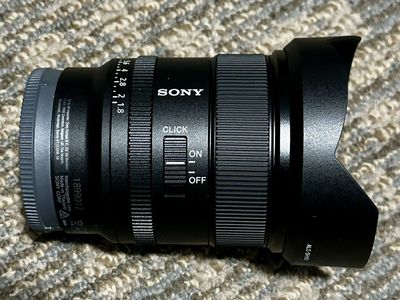 Sony FE 20mm f/1.8 G Full-Frame E-Mount Lens with Lens Hood and Pouch - Excellent Condition, brand new!