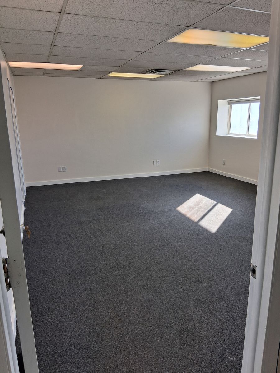 High-Visibility Woods Cross Office on 2600 S – Retail Signage & Parking