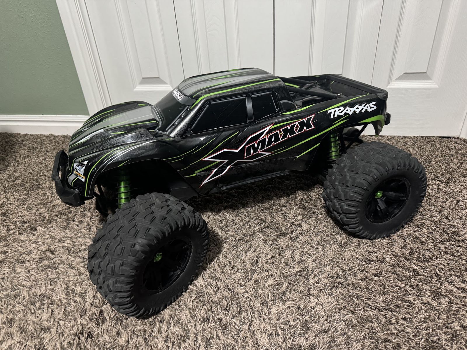 Traxxas X-maxx with batteries, charger and remote. Ready to rip!