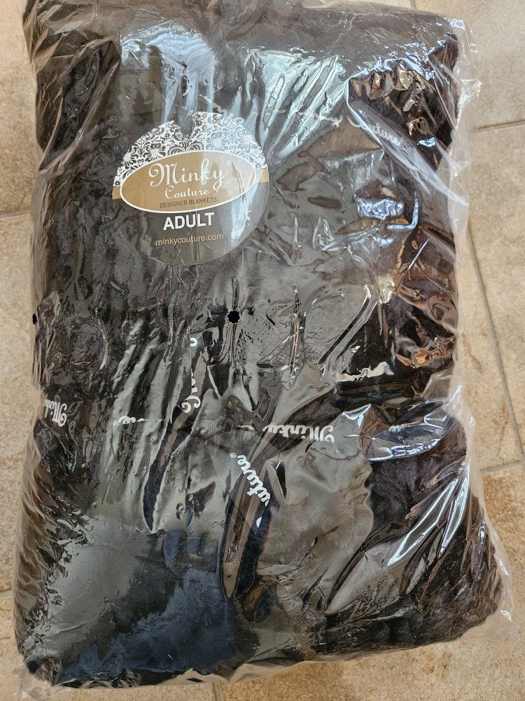 Minky Coutre Hugs blanket, adult, black