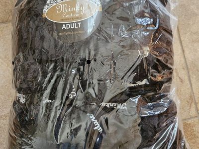 Minky Coutre Hugs blanket, adult, black