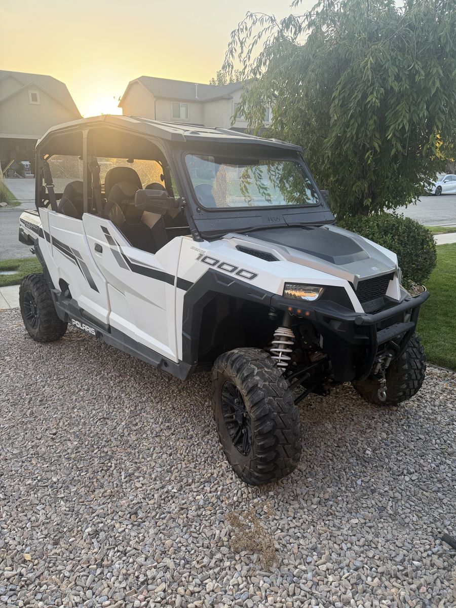 Polaris General 1000 4-Seat UTV - White / Black