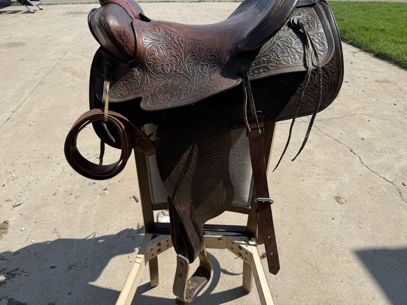 Vintage Hand-Tooled Dark Brown Leather Western Horse Saddle with Floral Tooling