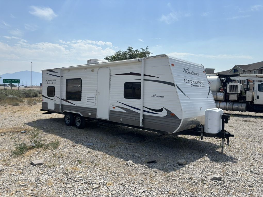 2013 Coachman Catalina 28 Foot Sleeps Up To 9