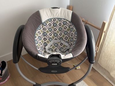 Graco Soothing Vibration Baby Swing - Grey & Patterned Seat