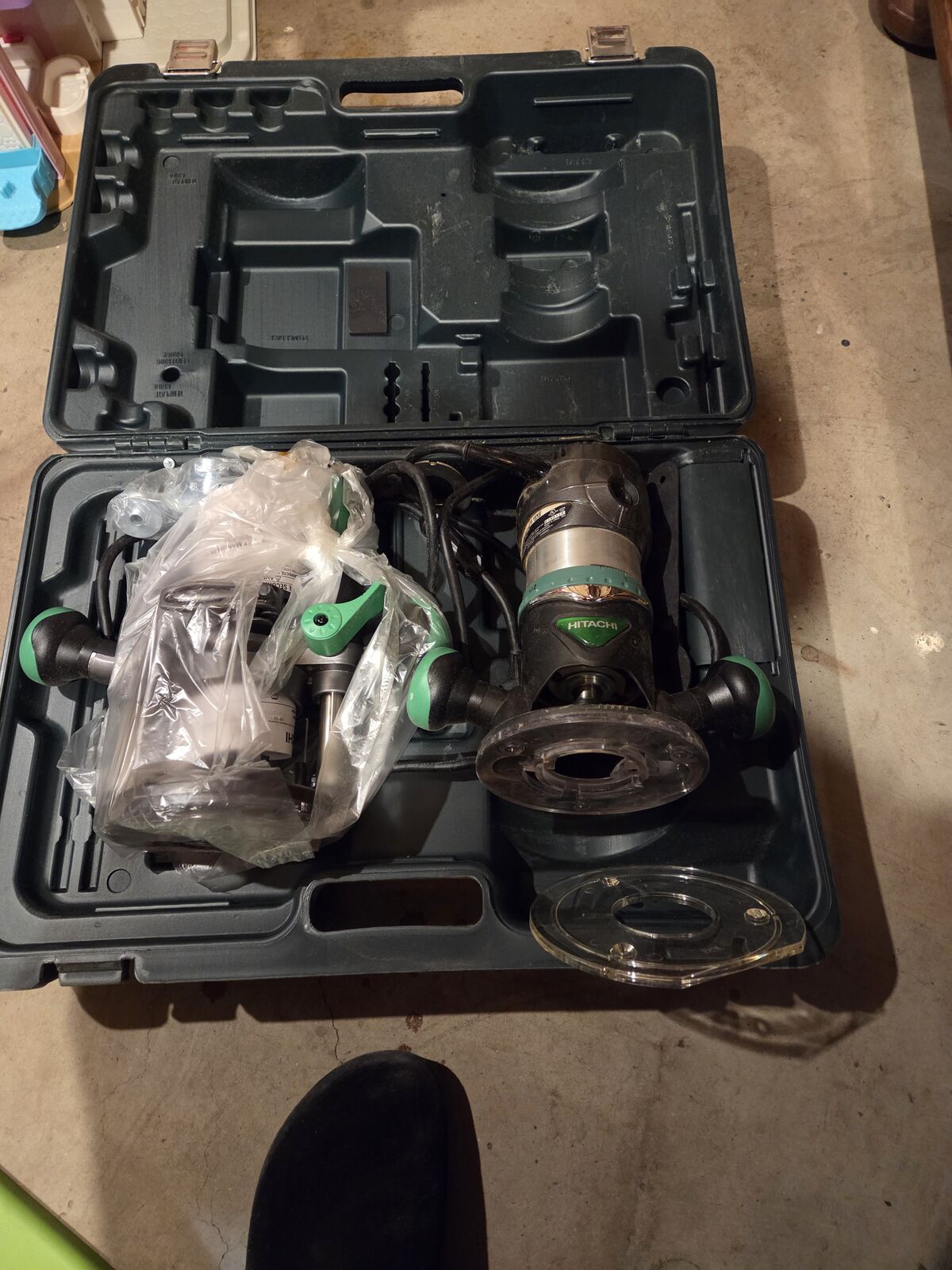 Hitachi router and plunge router open to negotiate