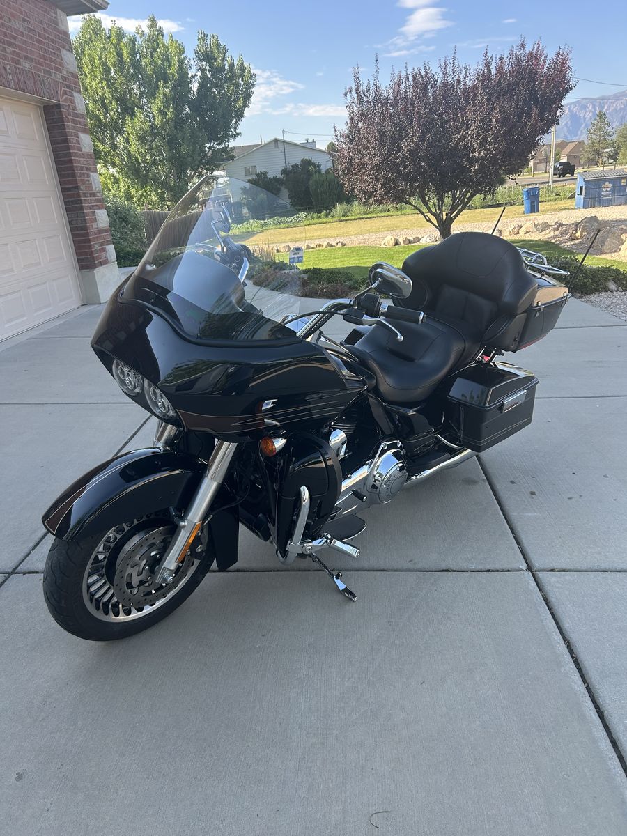 2013 Harley Road Glide Ultra FLTRU--15k Miles--