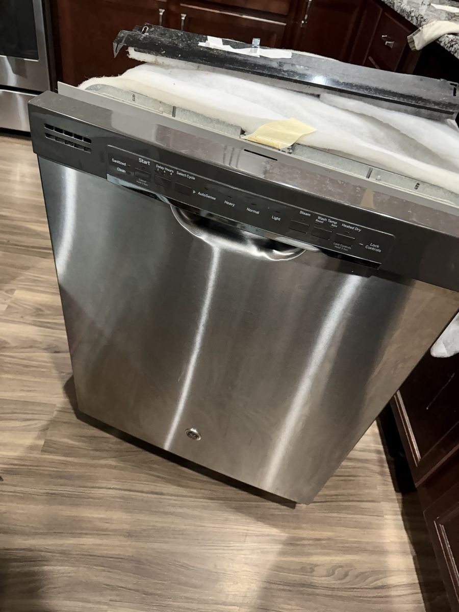GE Built-In Stainless Steel Dishwasher - Needs Repair (Circulation Pump Issue)