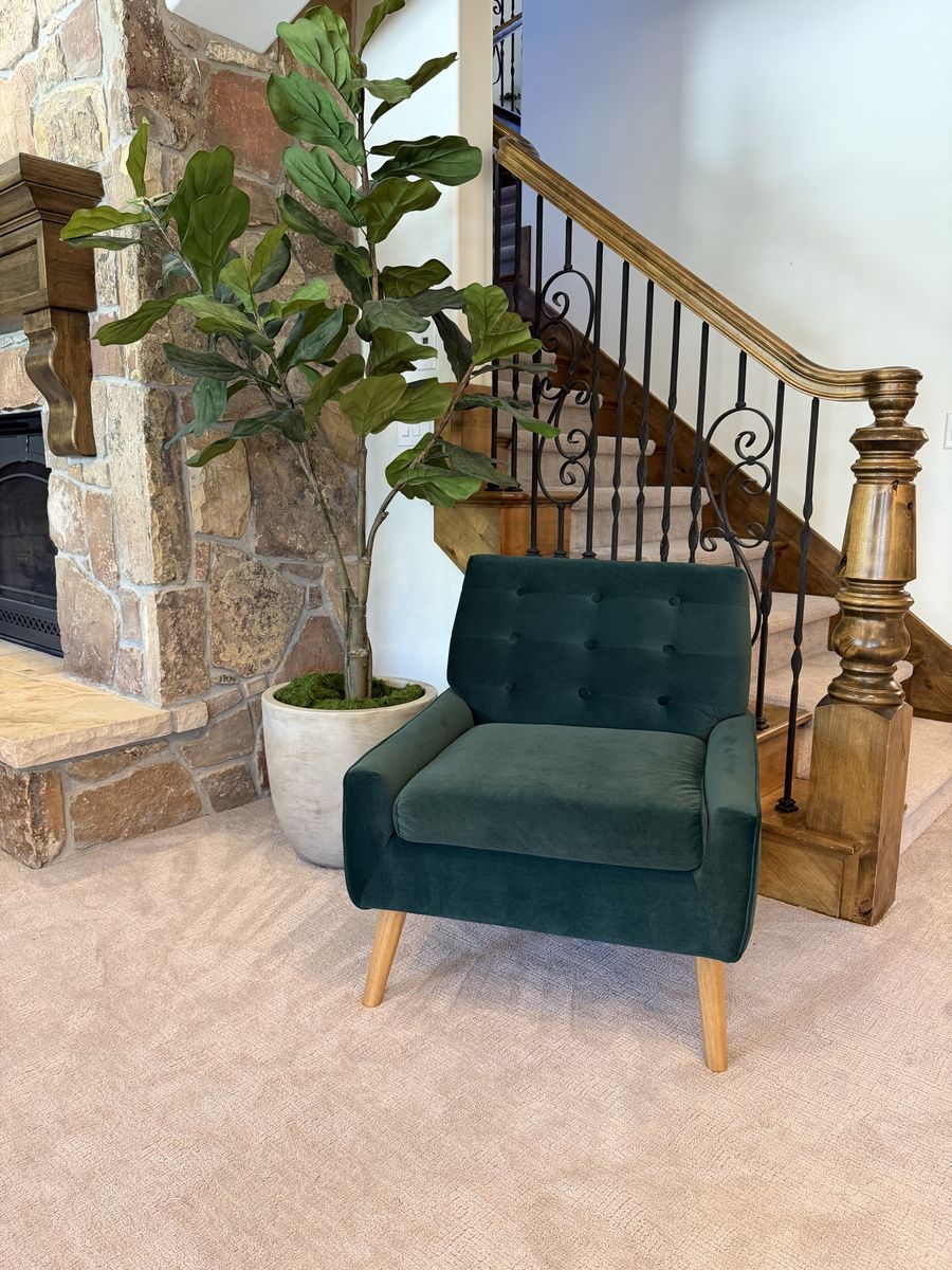 Stylish Emerald Green Velvet Accent Chair with Tufted Back and Wood Legs