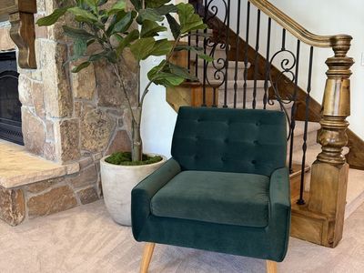 Stylish Emerald Green Velvet Accent Chair with Tufted Back and Wood Legs