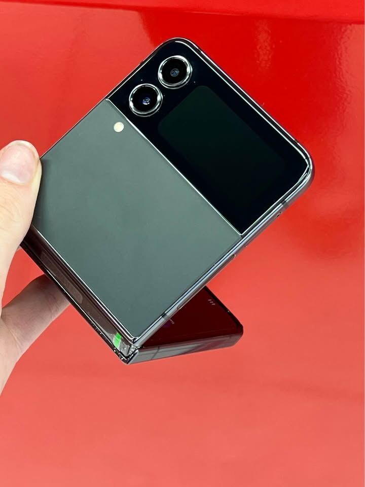 Galaxy Z Flip 4, 128GB - Unlocked