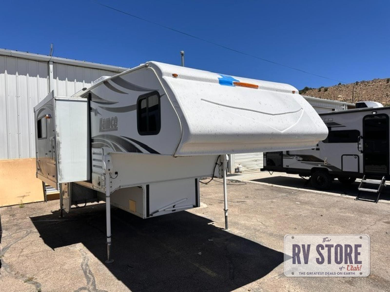 2015 Lance Lance 1052 Truck Camper Rear Bath