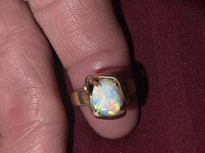 Opal 14kt Gold ring