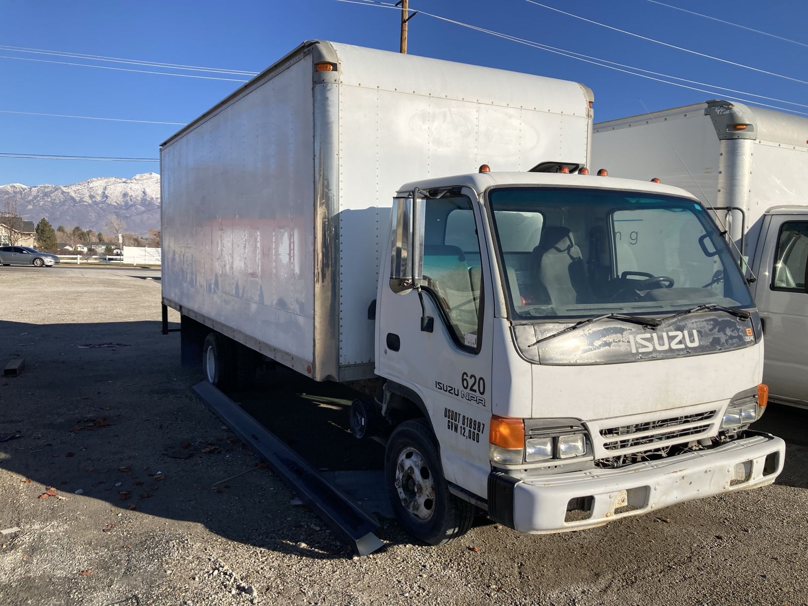 2000 Isuzu 20’ box truck