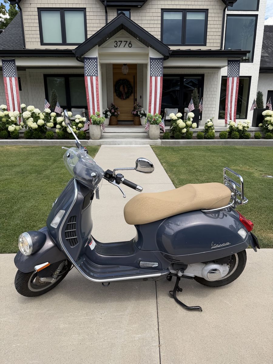 Vespa GTS 250 Scooter - cobalt blue, Tan Seat, Rear Rack- in Provo now!