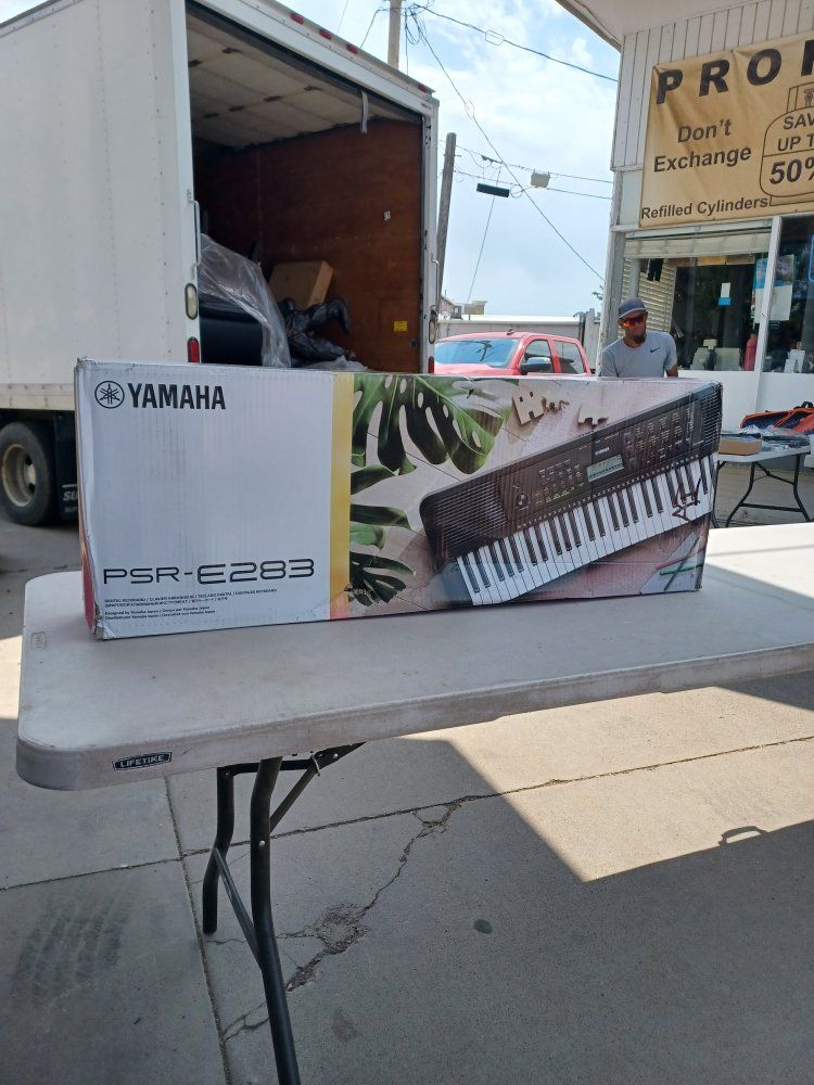 Yamaha PSR-E283 Digital Keyboard Portable Synthesizer in Box