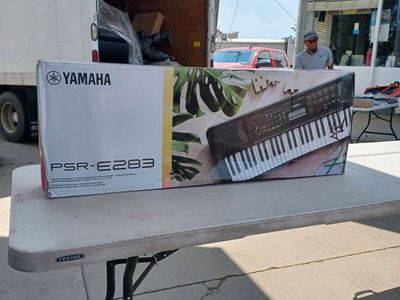 Yamaha PSR-E283 Digital Keyboard Portable Synthesizer in Box