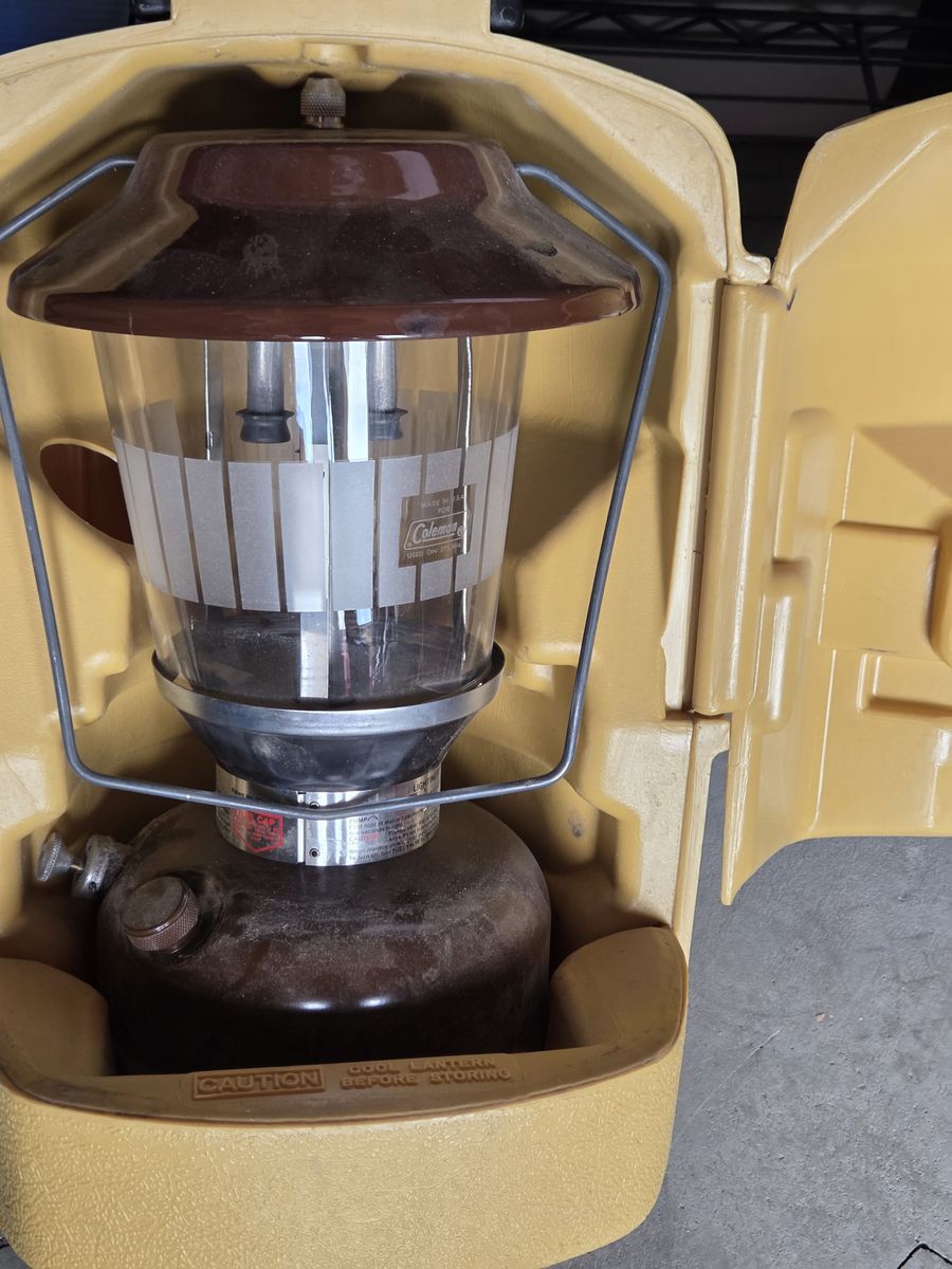 Coleman Model 275 Brown Lantern & Yellow Clam Shell Case  VINTAGE'