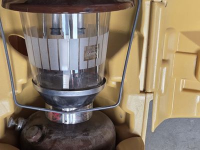 Coleman Model 275 Brown Lantern & Yellow Clam Shell Case VINTAGE'