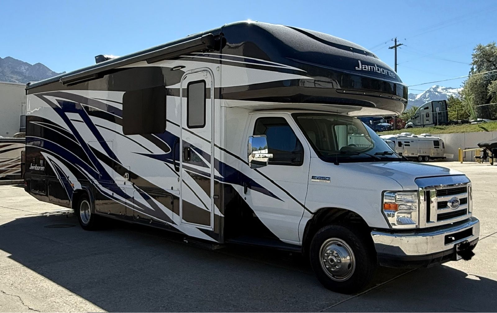 2019 fleetwood jamboree  30 foot motorhome