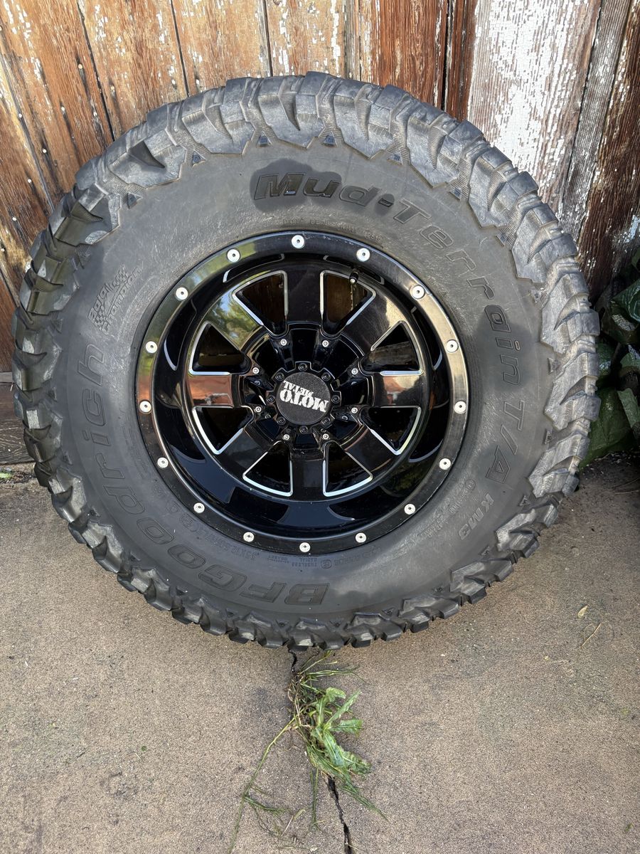 Wheels and tires off jeep gladiator