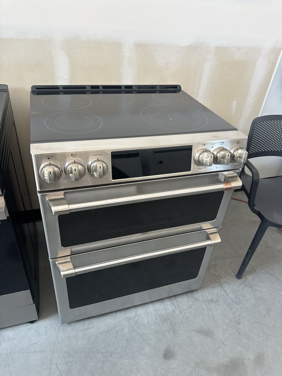 Customer return Café 6.7 cu. ft. Electric Slide-In Double Oven Range featuring Convection and WiFi connectivity