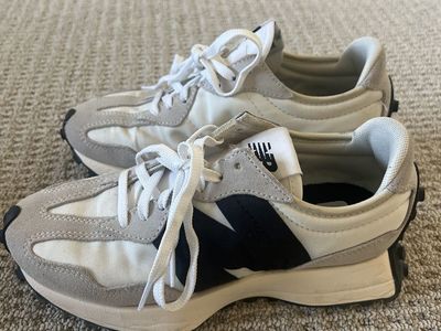 New Balance Sneaker 327 - Size 6 US