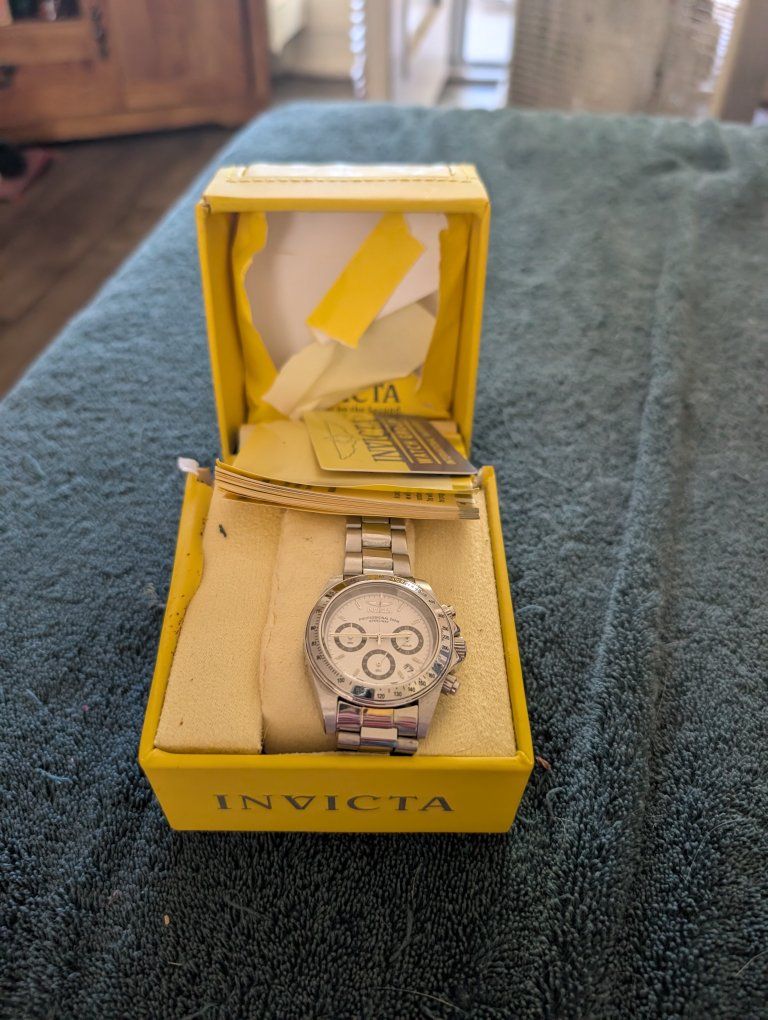 Invicta Professional Speedway 200 M Japanese movement, extra links, paperwork, box with Brand new battery in it.